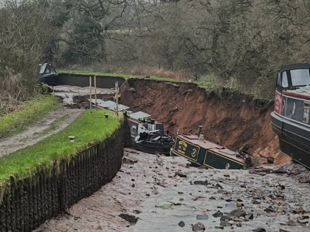 WATCH: Giant sinkhole in England's canal swallows boats, rescue operation launched WATCH: Giant sinkhole in England's canal swallows boats, rescue operation launched
