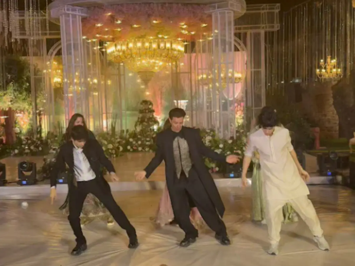 Hrithik Roshan and his sons Hrehaan and Hridhaan burn the dance floor at a family wedding |Watch Hrithik Roshan and his sons Hrehaan and Hridhaan burn the dance floor at a family wedding |Watch