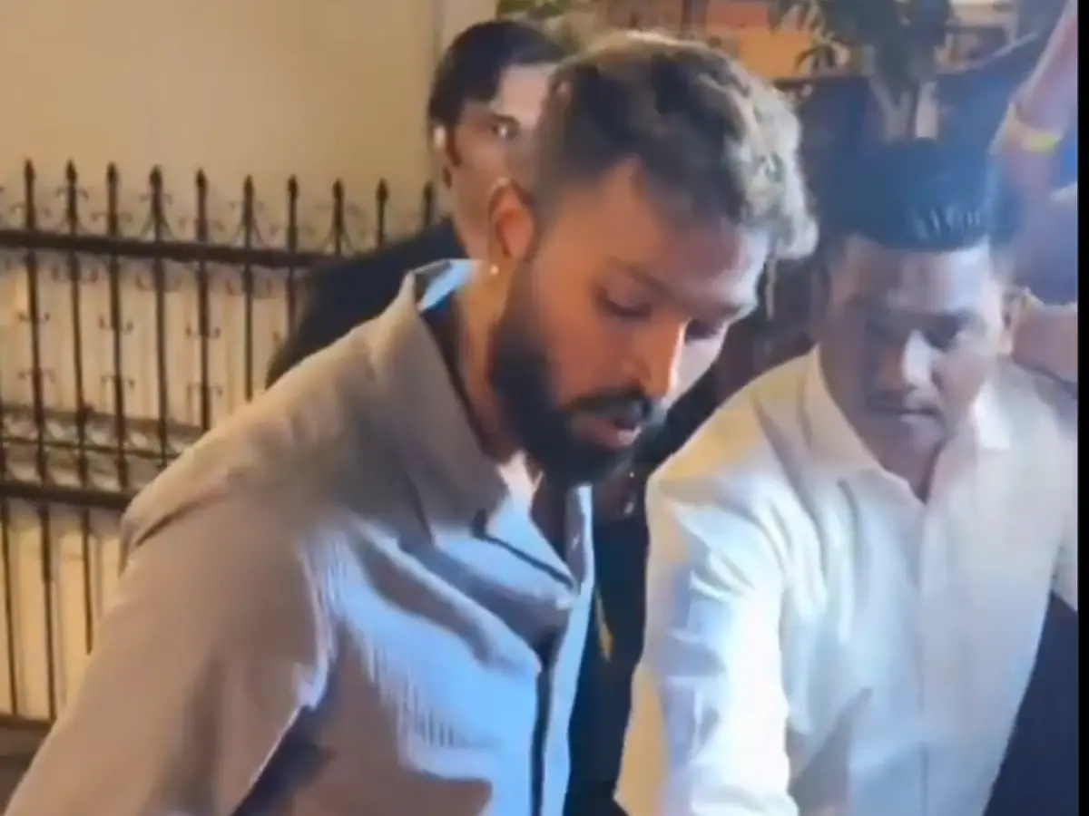 WATCH: Hardik Pandya ignores abusive fan after refusing selfie request WATCH: Hardik Pandya ignores abusive fan after refusing selfie request