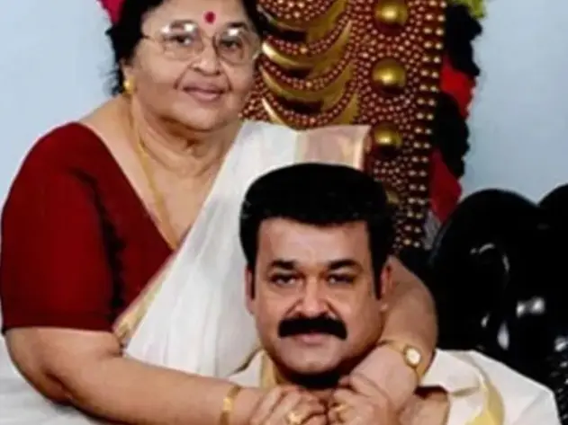 Malayalam superstar Mohanlal’s mother Santhakumari dies, Mammootty arrives at residence Malayalam superstar Mohanlal’s mother Santhakumari dies, Mammootty arrives at residence