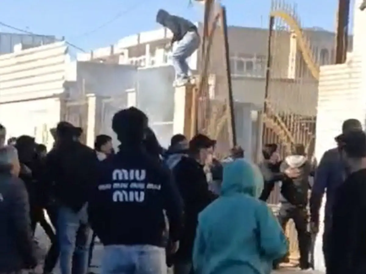 Iran protest intensifies: Protesters try to break into government building, Revolutionary Guard volunteer killed Iran protest intensifies: Protesters try to break into government building, Revolutionary Guard volunteer killed