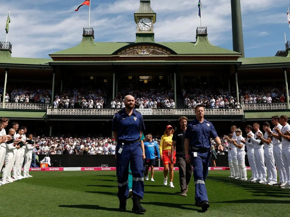 Ashes rivals honour Bondi shooting responders ahead of Sydney Test - WATCH Ashes rivals honour Bondi shooting responders ahead of Sydney Test - WATCH