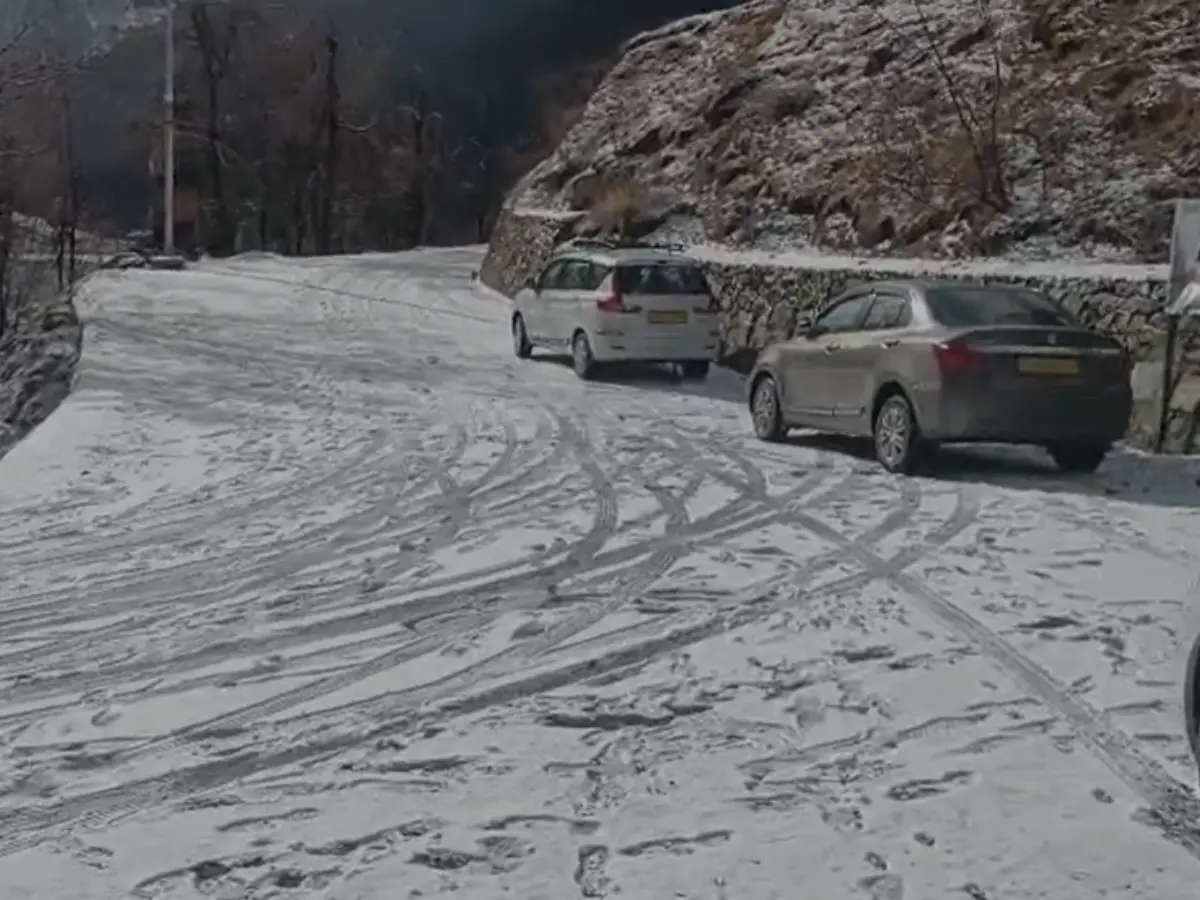 Severe cold wave grips North India; Kashmir, Ladakh shiver at sub-zero temperatures