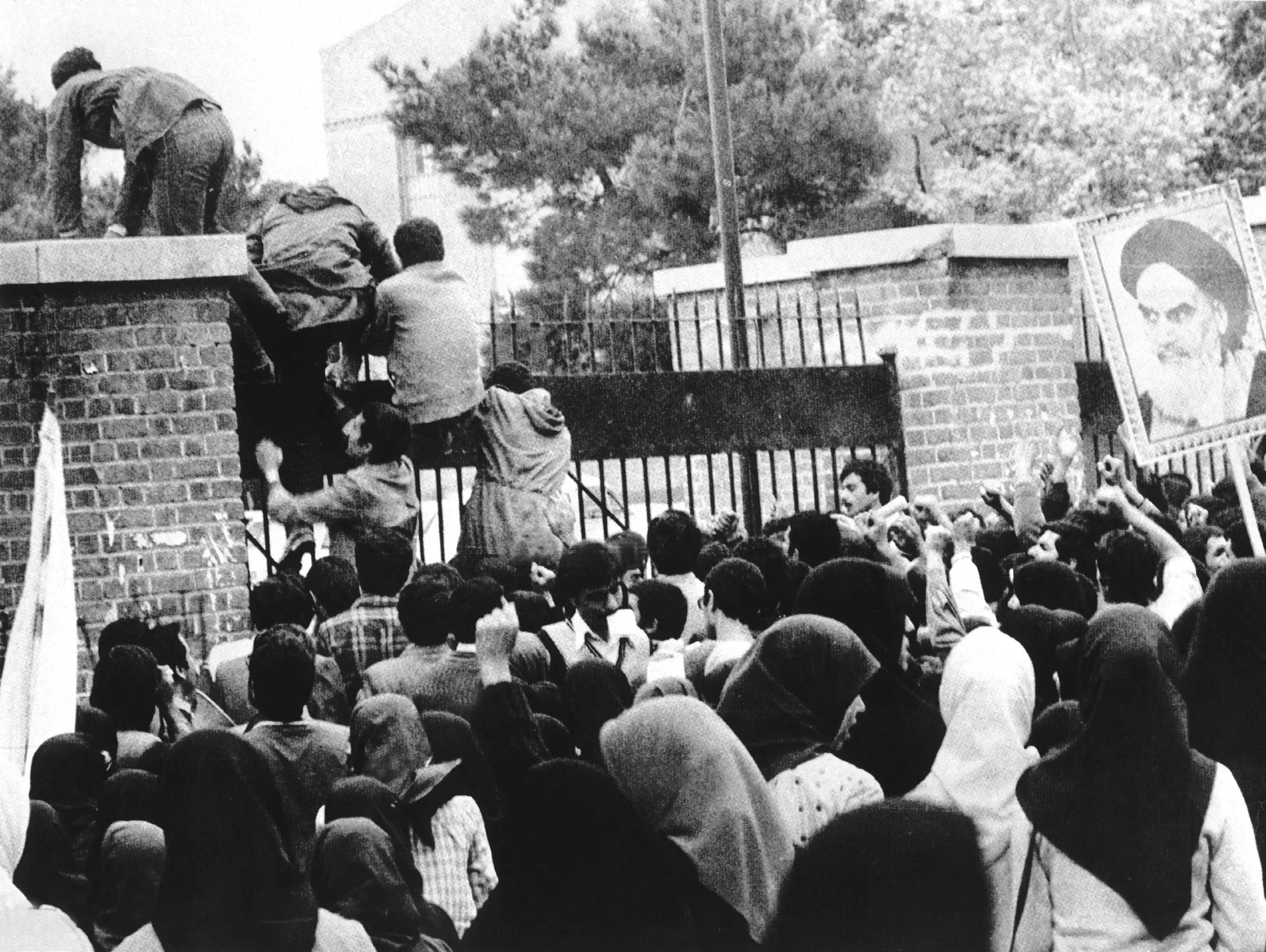 52 diplomats taken hostage