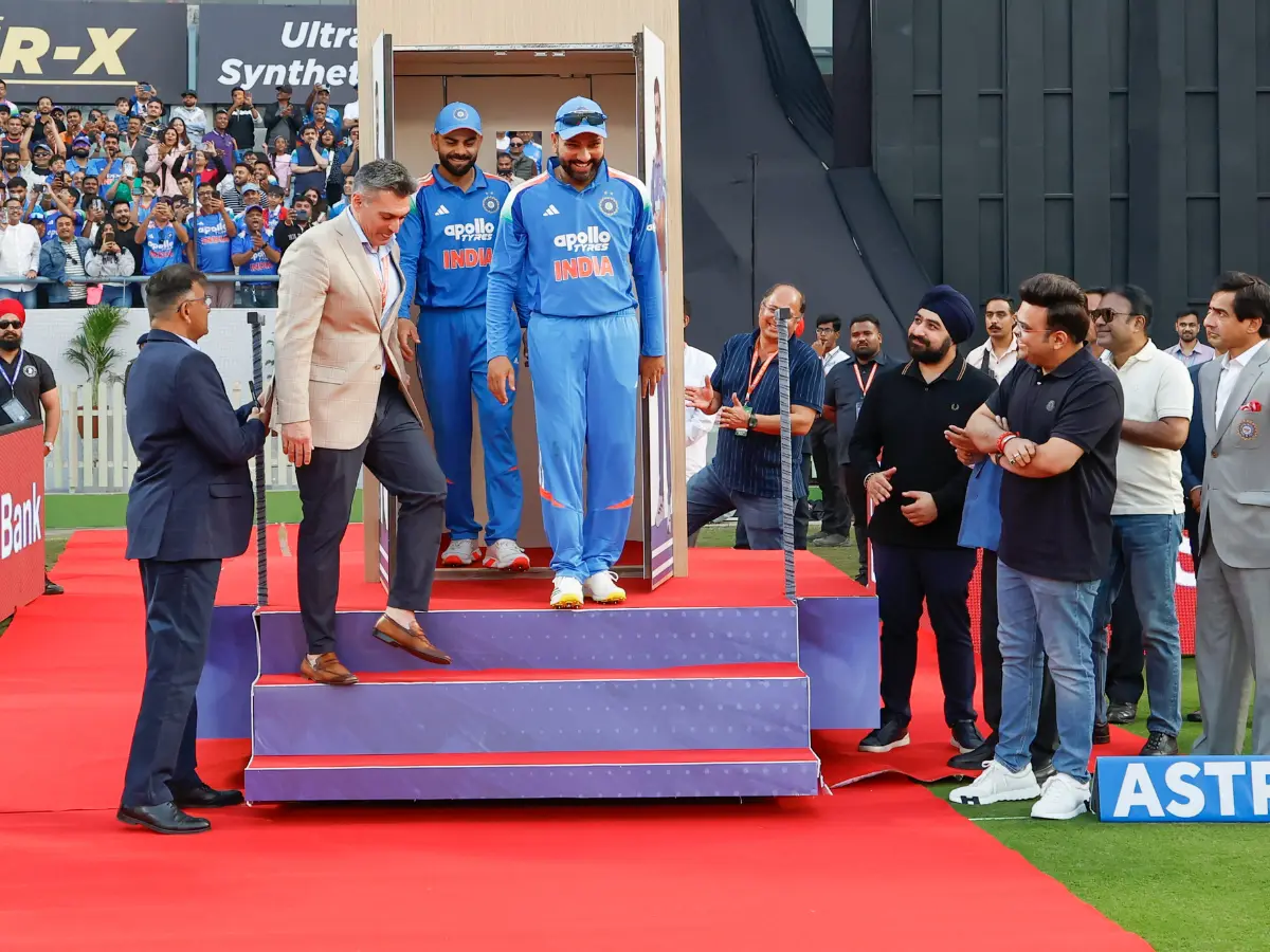Kohli and Rohit’s unique felicitation steals the show during IND vs NZ 1st ODI Kohli and Rohit’s unique felicitation steals the show during IND vs NZ 1st ODI