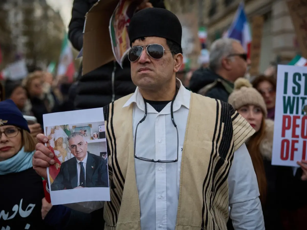 France protests - Looks for new Shah