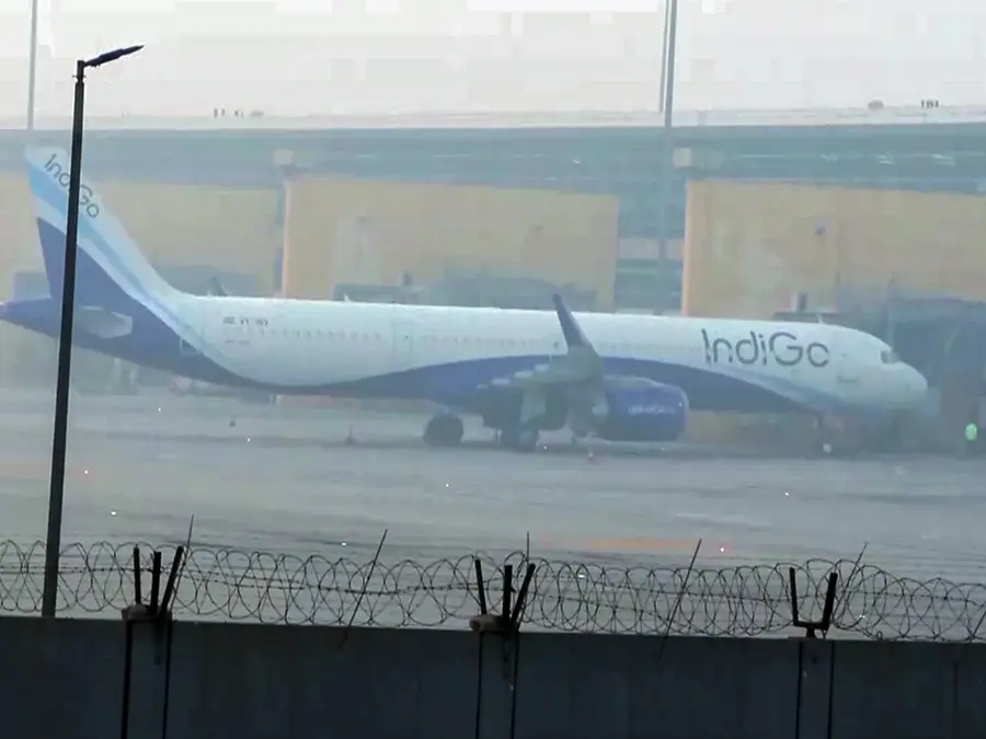 Airlines issue advisory as dense fog blankets Delhi; IMD issues cold wave alert – Check AQI today