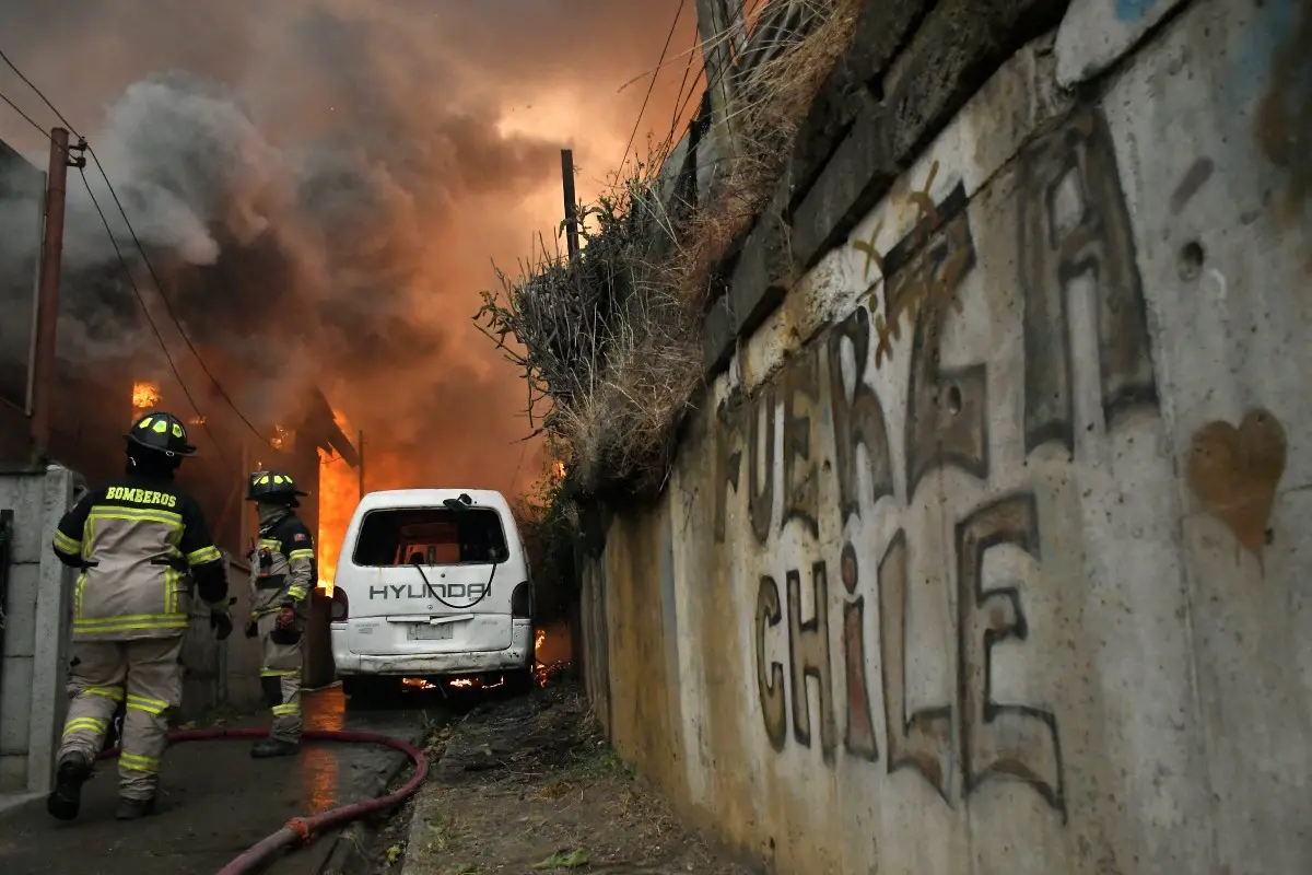 Strong winds, hot weather fuel blaze