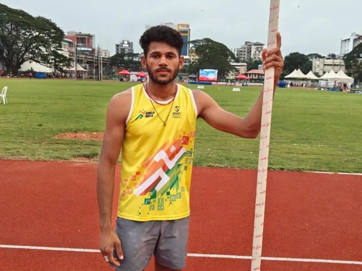 No respect for national athletes: TTE throws India's top pole-vaulter off train; video sparks controversy No respect for national athletes: TTE throws India's top pole-vaulter off train; video sparks controversy