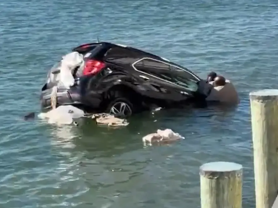 WATCH | Bystanders rescue woman from a sinking SUV in Virginia beach