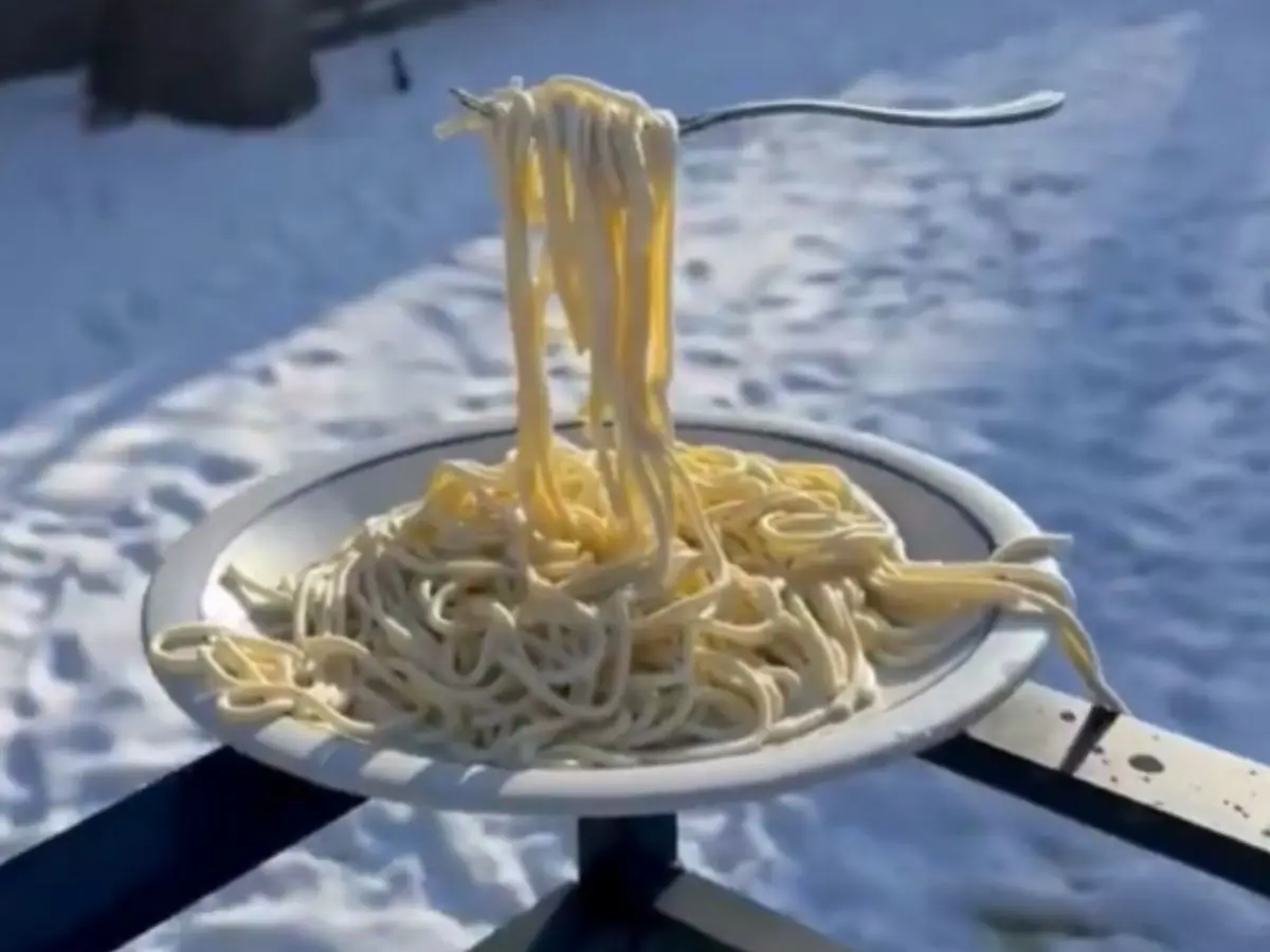 FROZEN SPAGHETTI - Fork in mid-air as Minneapolis drops to -21 degrees FROZEN SPAGHETTI - Fork in mid-air as Minneapolis drops to -21 degrees