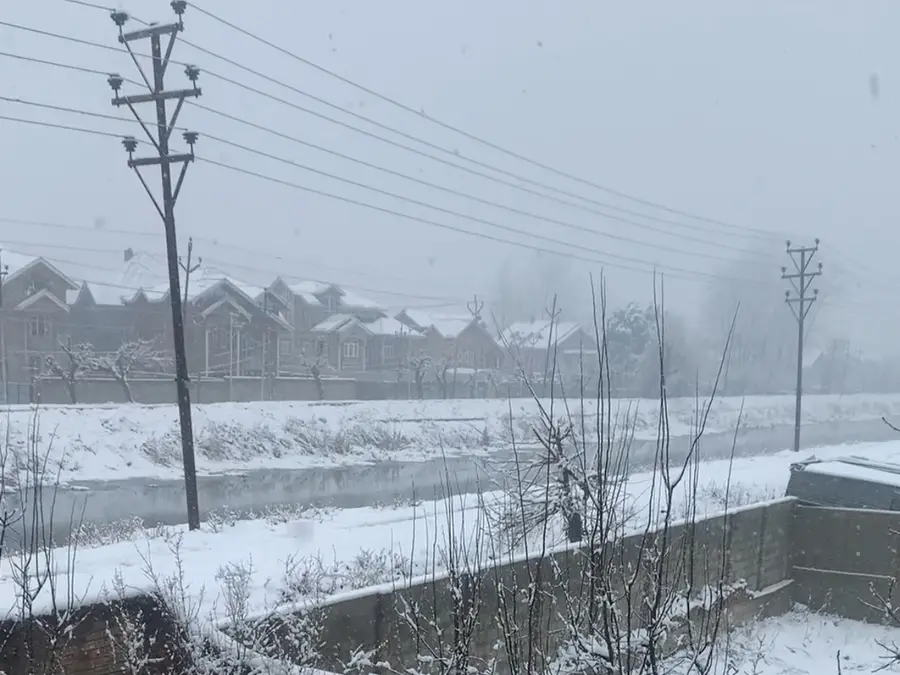 Fresh snowfall disrupts life across Kashmir valley; flights cancelled, highways closed