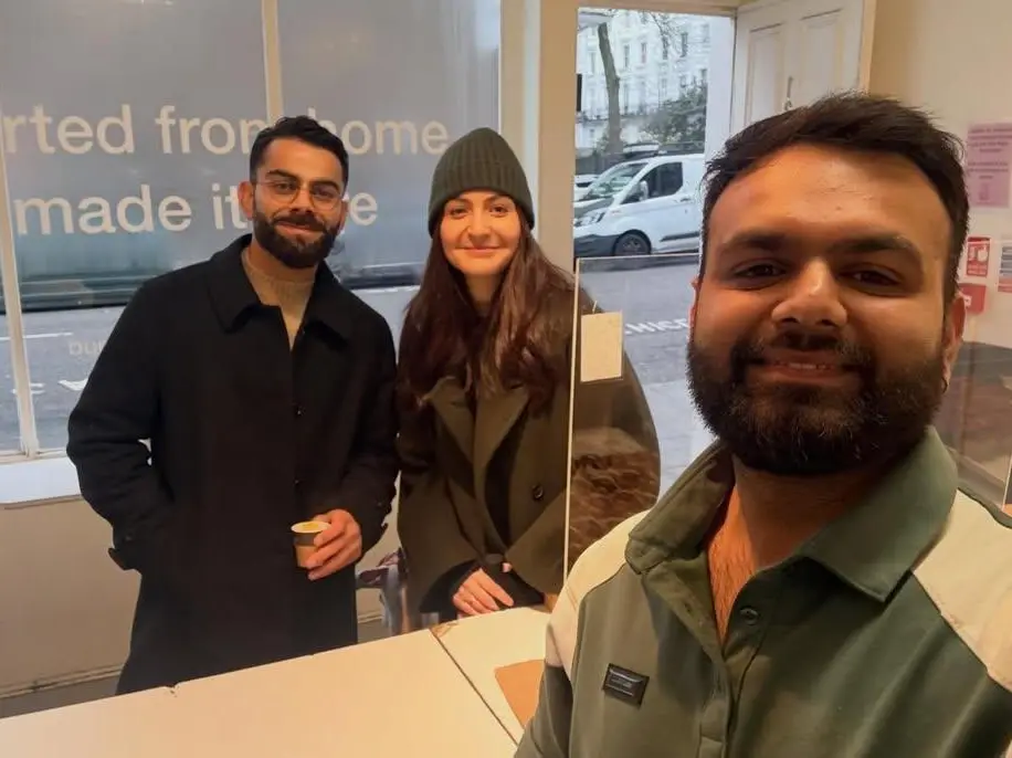 Anushka Sharma and Virat Kohli's pose with fan during casual outing in London | See pic Anushka Sharma and Virat Kohli's pose with fan during casual outing in London | See pic