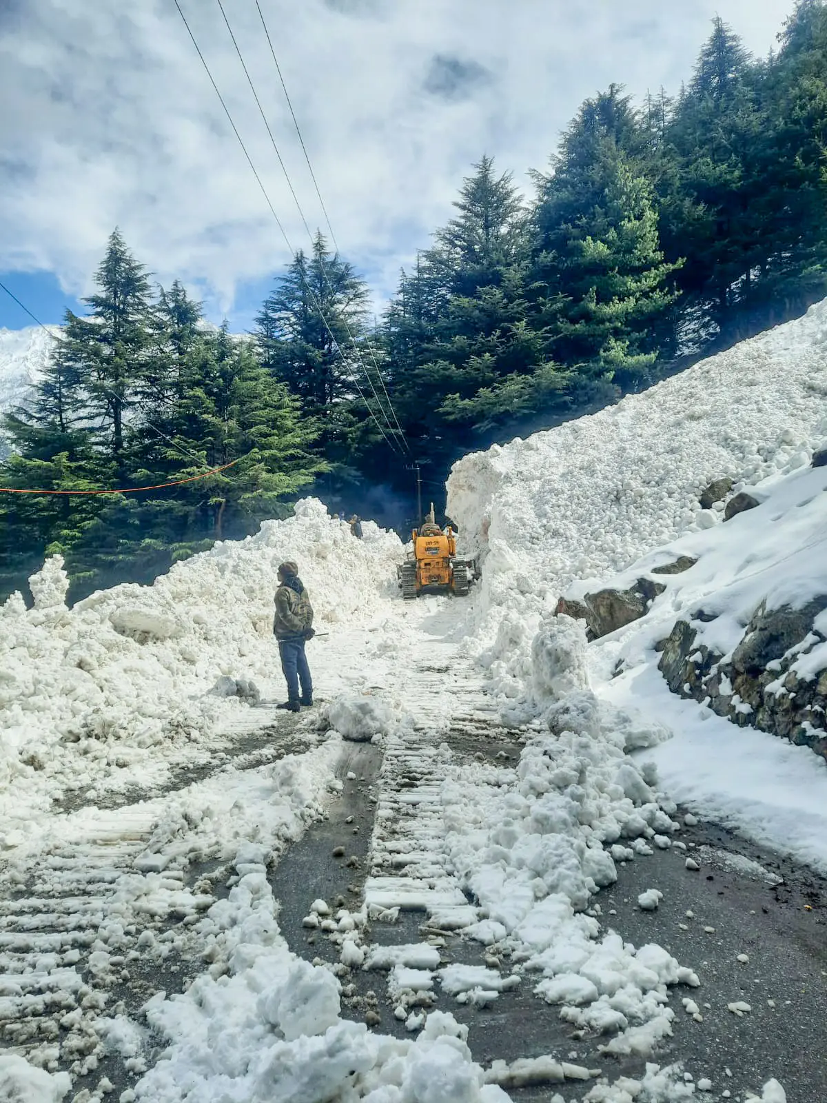 Rain, snow and strong winds lash Uttarakhand, IMD issues avalanche and thunderstorm warnings
