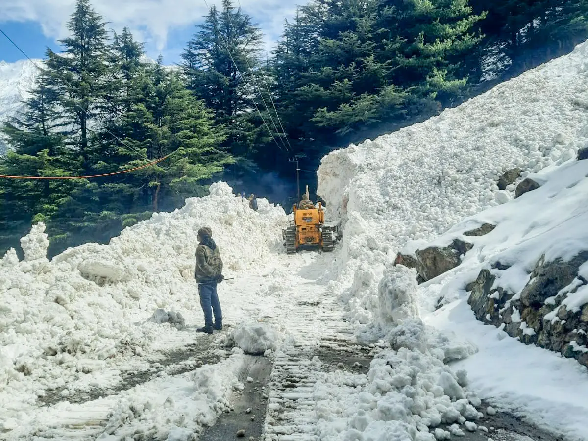 Rain, snow and strong winds lash Uttarakhand, IMD issues avalanche and thunderstorm warnings