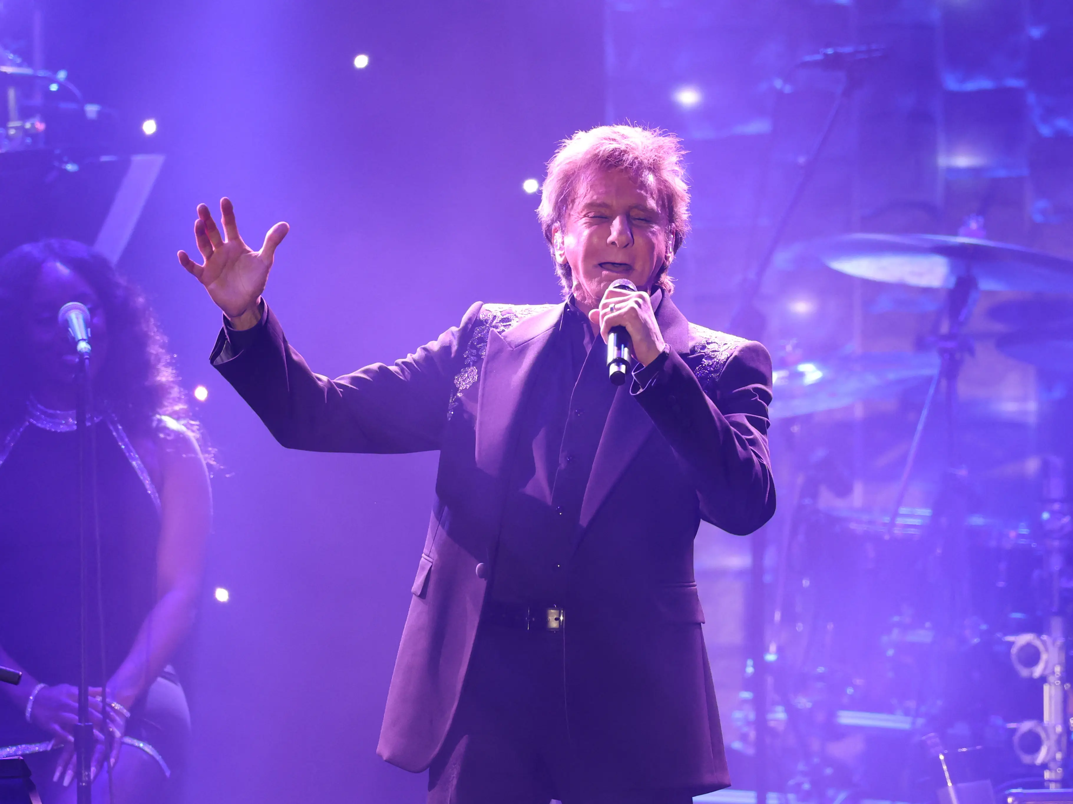 Barry Manilow cancels Las Vegas shows but 'doing great' post-surgery