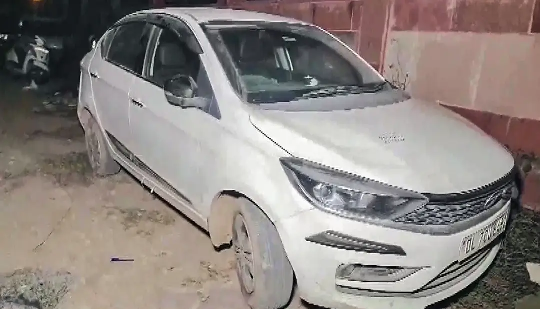 Delhi shocker: 3 bodies found in car near Peeragarhi flyover, suicide suspected