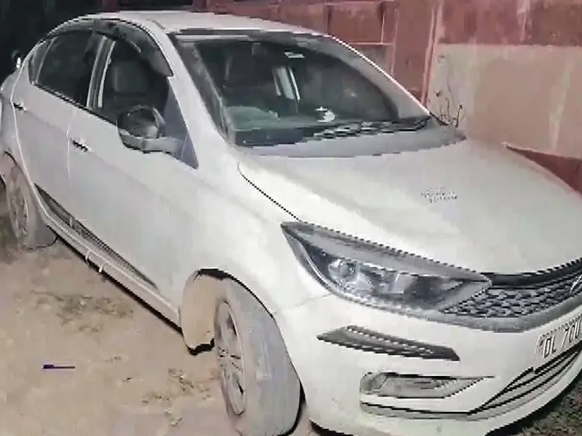 Delhi shocker: 3 bodies found in car near Peeragarhi flyover, suicide suspected Delhi shocker: 3 bodies found in car near Peeragarhi flyover, suicide suspected