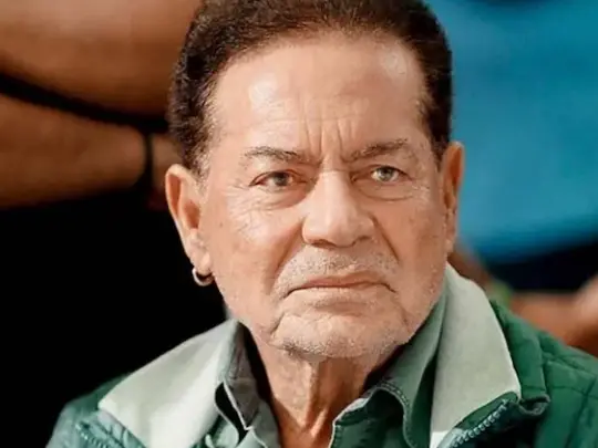 Salim Khan admitted to hospital in Mumbai, son Salman Khan rushes to meet him Salim Khan admitted to hospital in Mumbai, son Salman Khan rushes to meet him