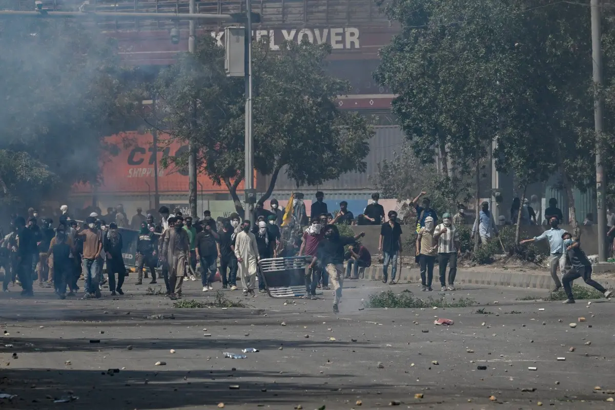 US Marines open fire at protesters storming US Consulate in Karachi after Khamenei’s killing
