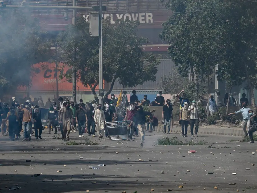 US Marines open fire at protesters storming US Consulate in Karachi after Khamenei’s killing