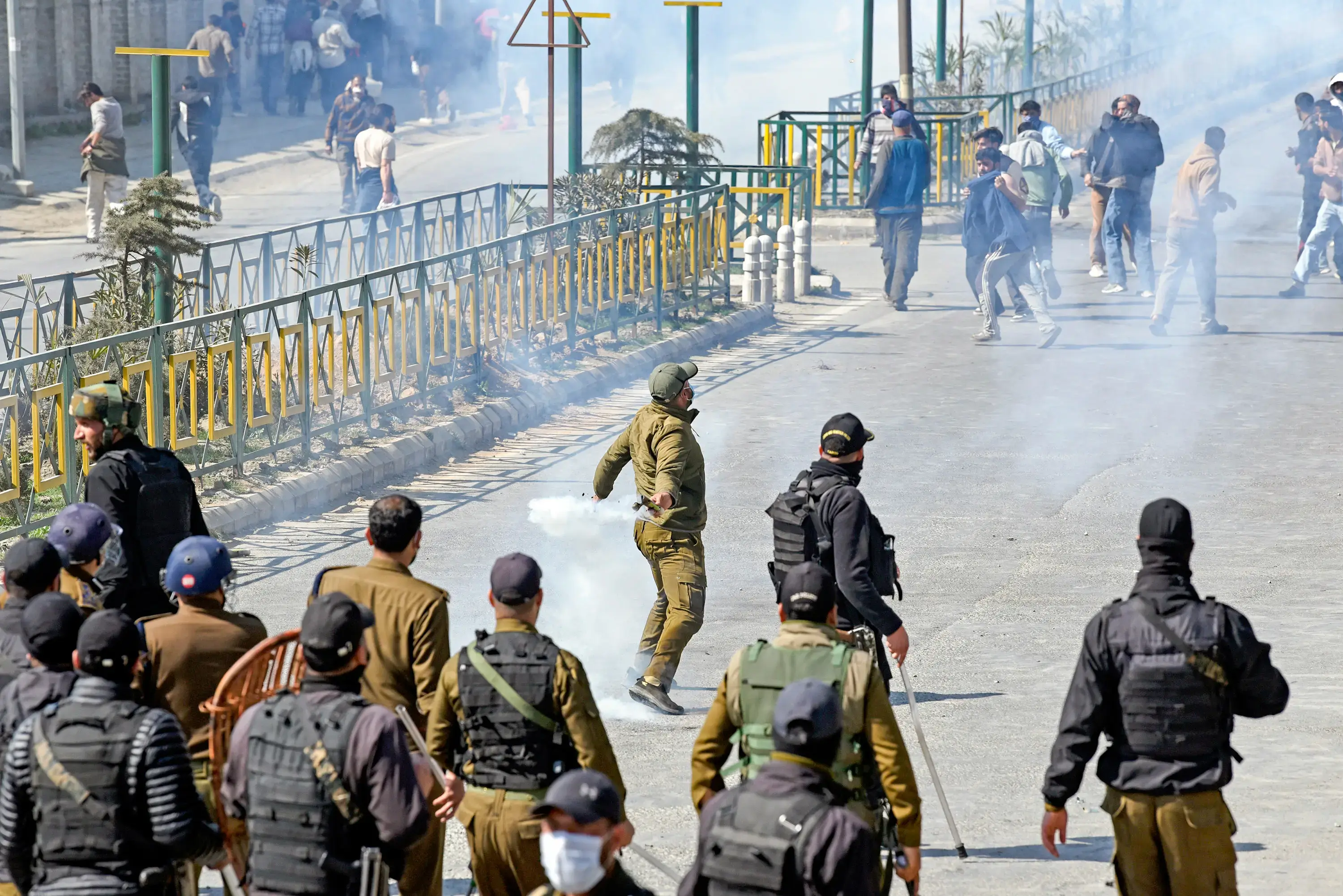Kashmir Internet Curbed to 2G; Educational Institutions Shut Till March 7 as Restrictions Continue for Fourth Consecutive Day