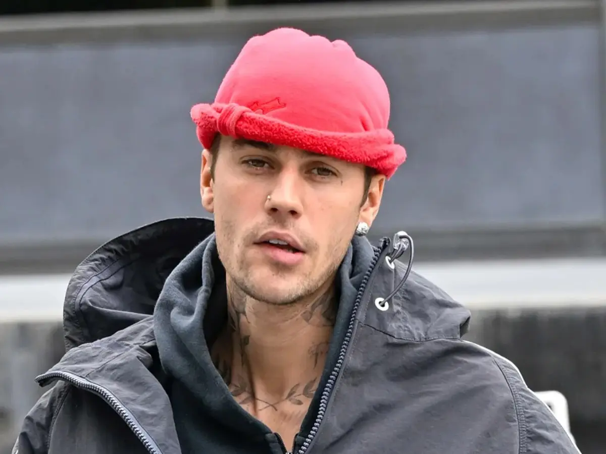 Justin Bieber hurls water bottle at paps after dinner with Hailey | Watch Justin Bieber hurls water bottle at paps after dinner with Hailey | Watch