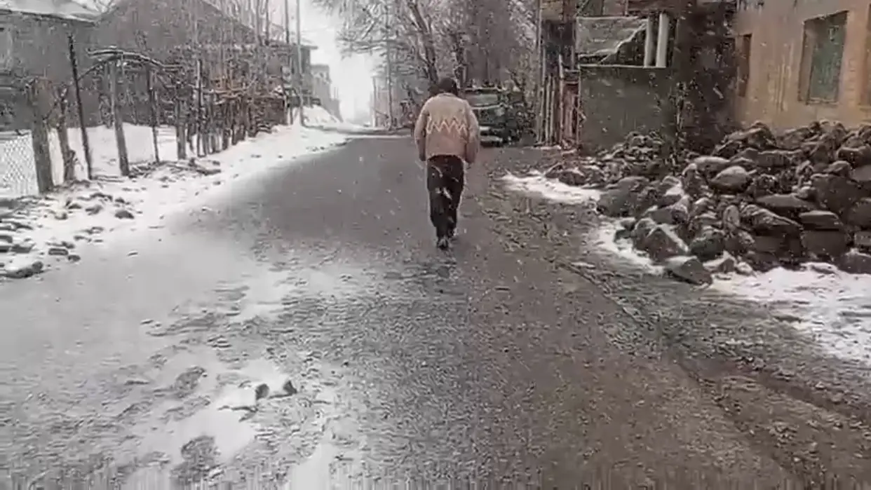 Erratic Weather Hits Kashmir–Ladakh, Roads Shut After Snowfall and Landslides