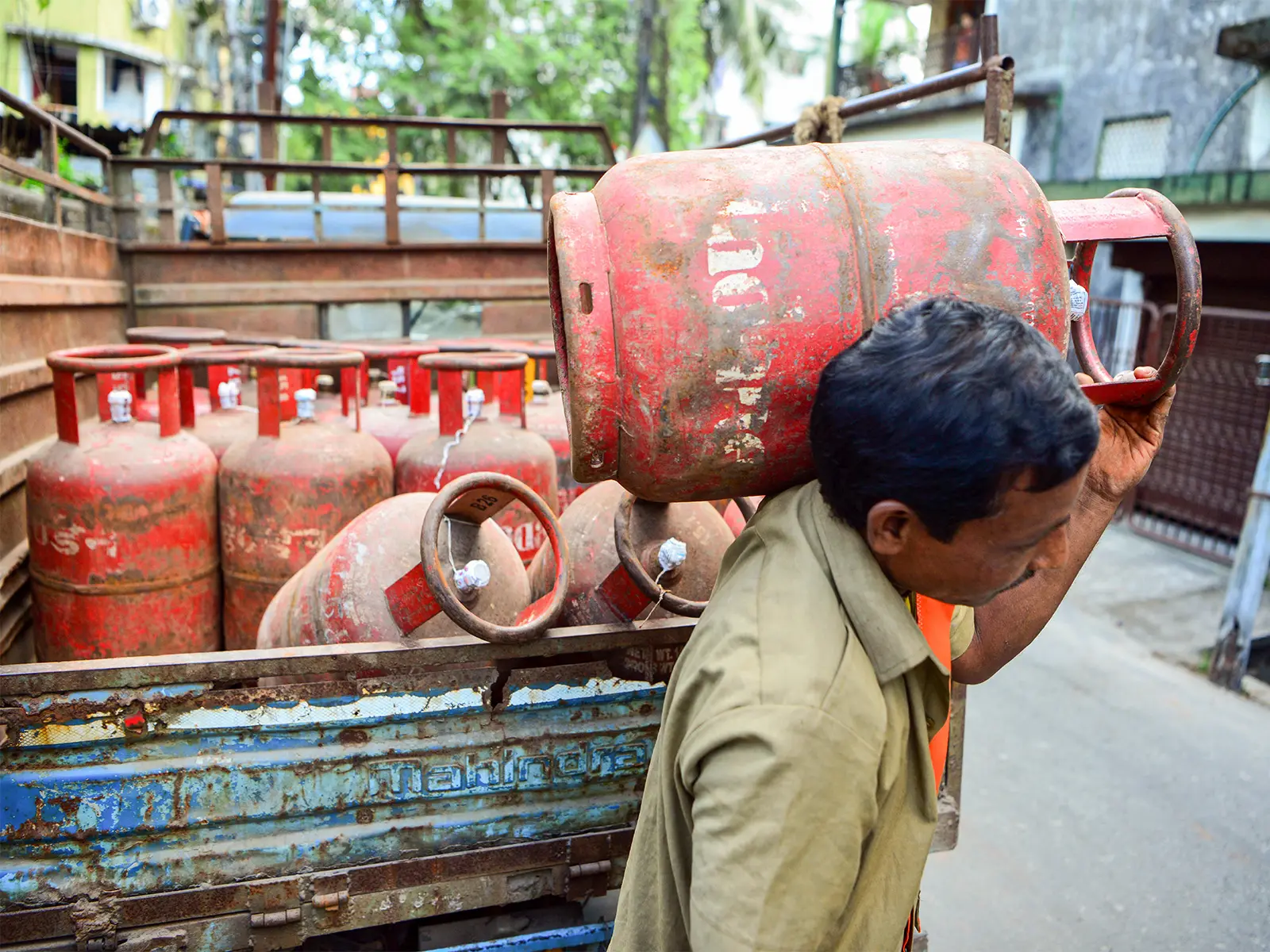 LPG shortage: Government assures adequate stock, netizens share their ground reality