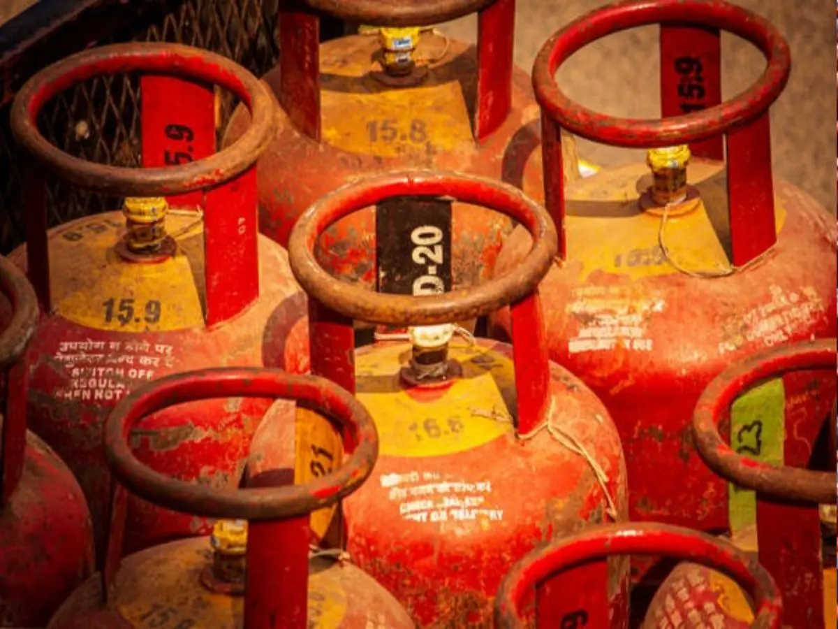 How long does a 14.2 kg LPG cylinder last in an Indian household?