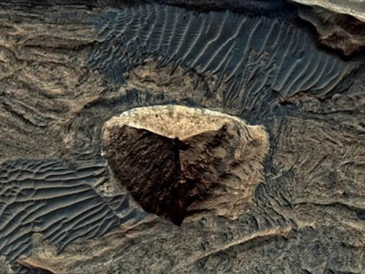 Three-side pyramid-like structure seen on Mars triggers debate - Natural or artificial?