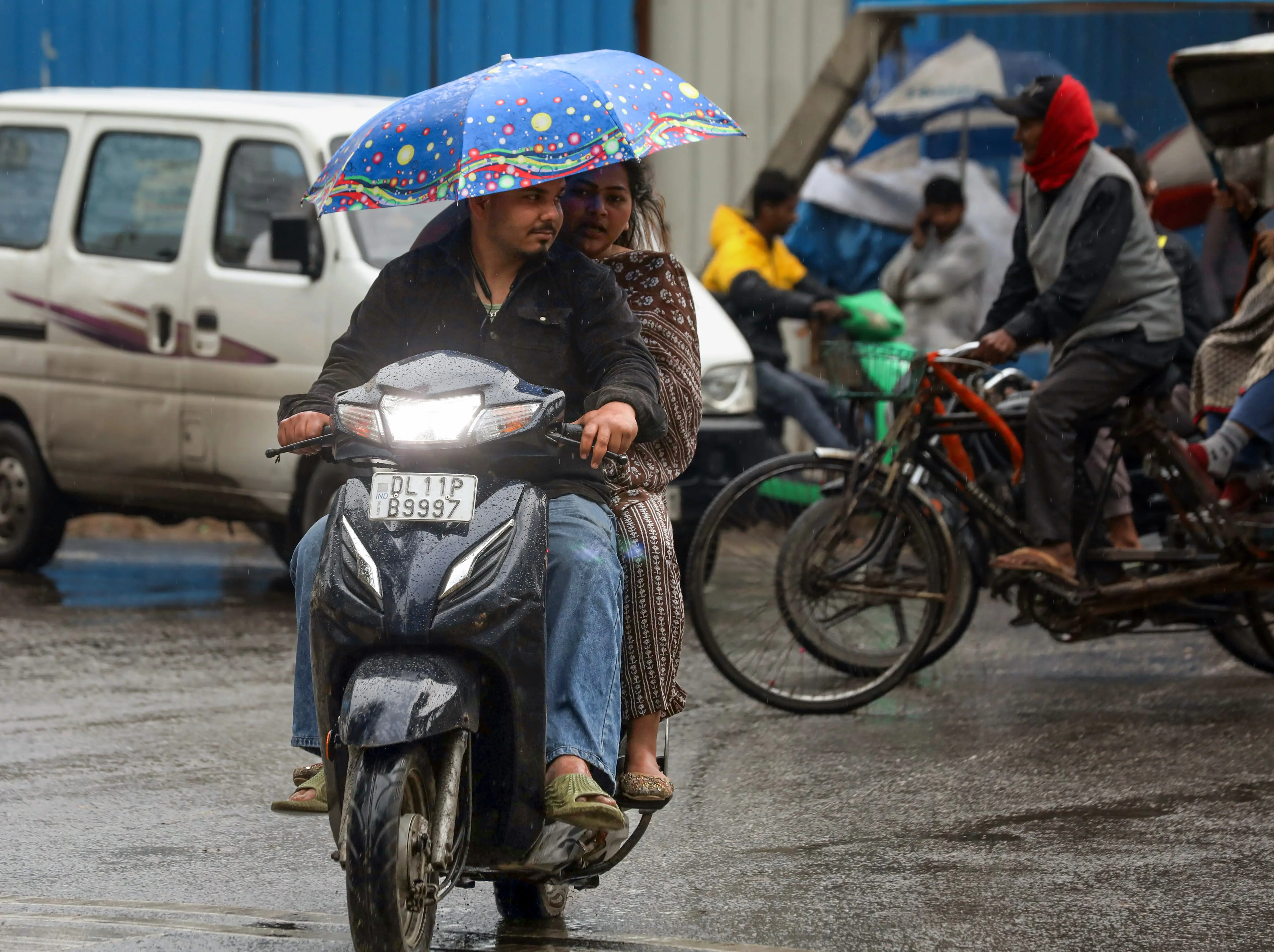 Showers bring respite in Delhi; IMD issues yellow alert in the national capital Showers bring respite in Delhi; IMD issues yellow alert in the national capital