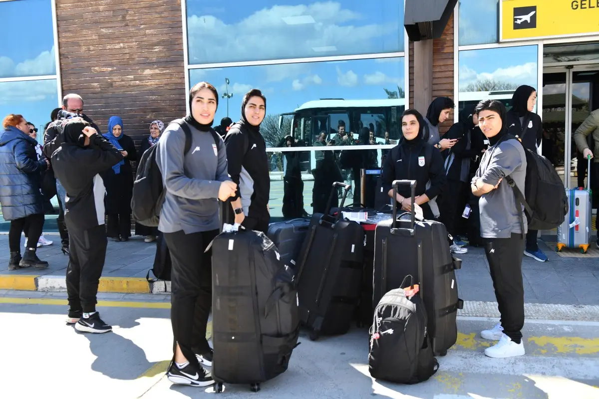 Iranian women's football team players, including those who were granted asylum in Australia, return home