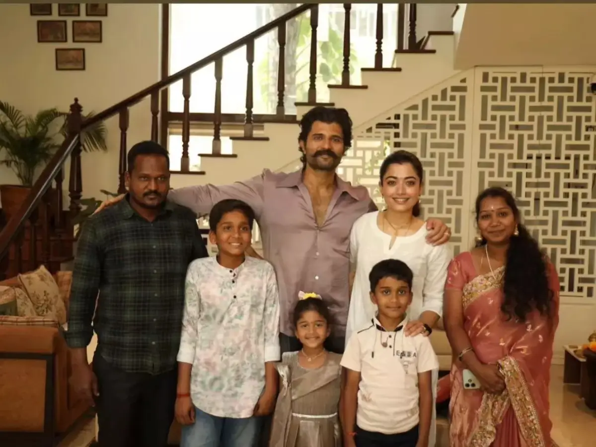 Rashmika Mandanna and Vijay Deverakonda host little fan at Hyderabad home, video goes viral Rashmika Mandanna and Vijay Deverakonda host little fan at Hyderabad home, video goes viral