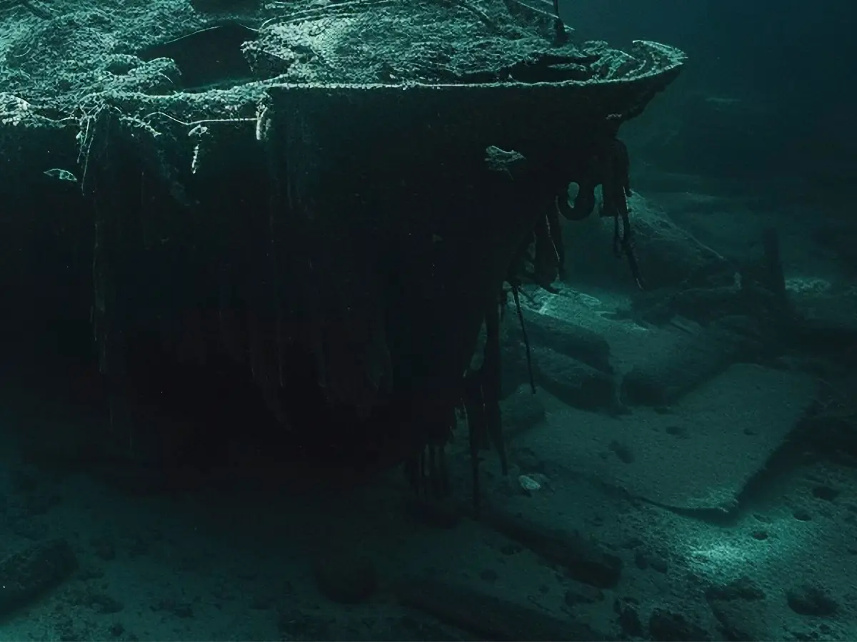 5,511 feet below the sea, submarine loaded with nukes is leaking radioactive material. But scientists aren't worried 5,511 feet below the sea, submarine loaded with nukes is leaking radioactive material. But scientists aren't worried
