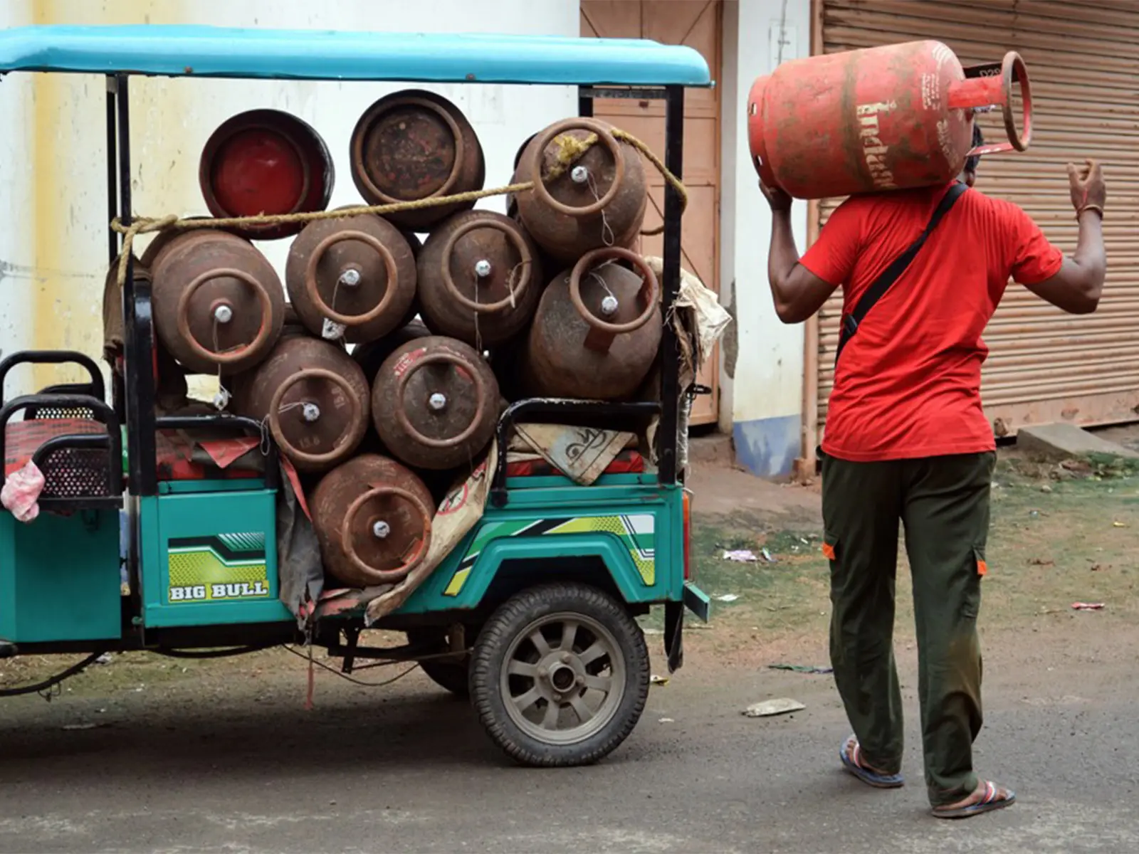 LPG crisis: 30,000 5‑kg cylinders distributed to migrant workers amid West Asia war LPG crisis: 30,000 5‑kg cylinders distributed to migrant workers amid West Asia war
