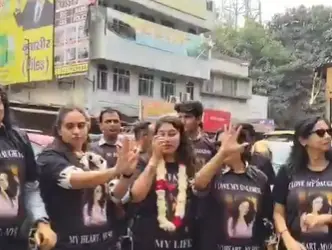 Meerut father celebrates daughter’s divorce as ‘new beginning’, viral video wins hearts Meerut father celebrates daughter’s divorce as ‘new beginning’, viral video wins hearts