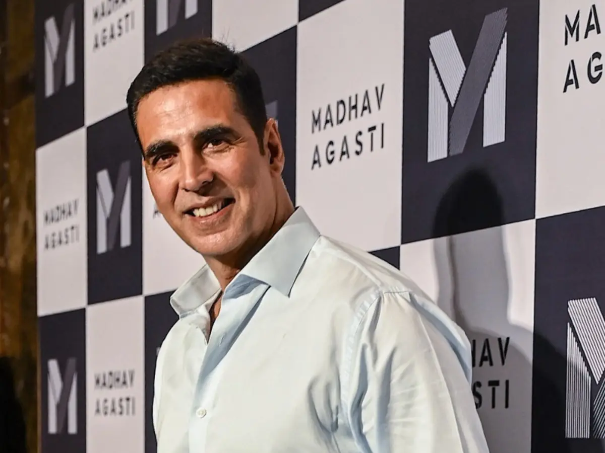 Akshay Kumar takes a brief break after undergoing eye surgery