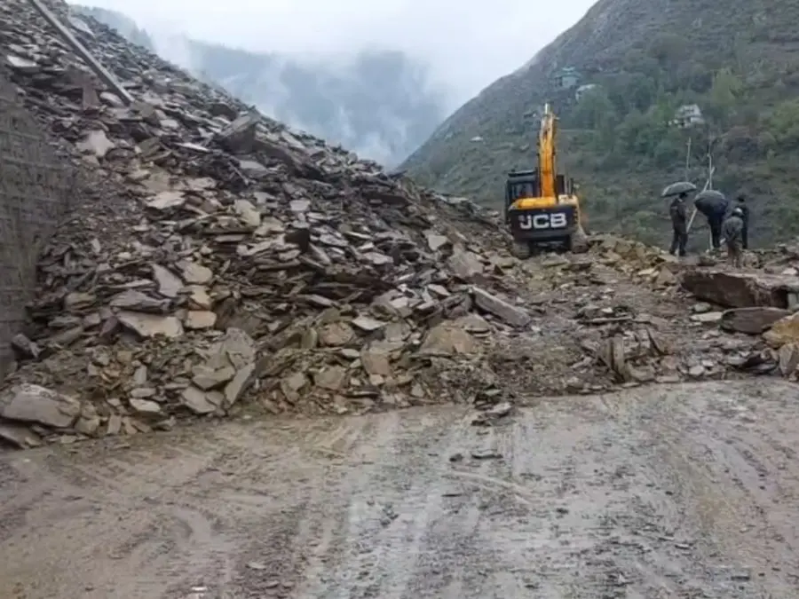 Erratic weather disrupts Kashmir, landslide blocks key highway