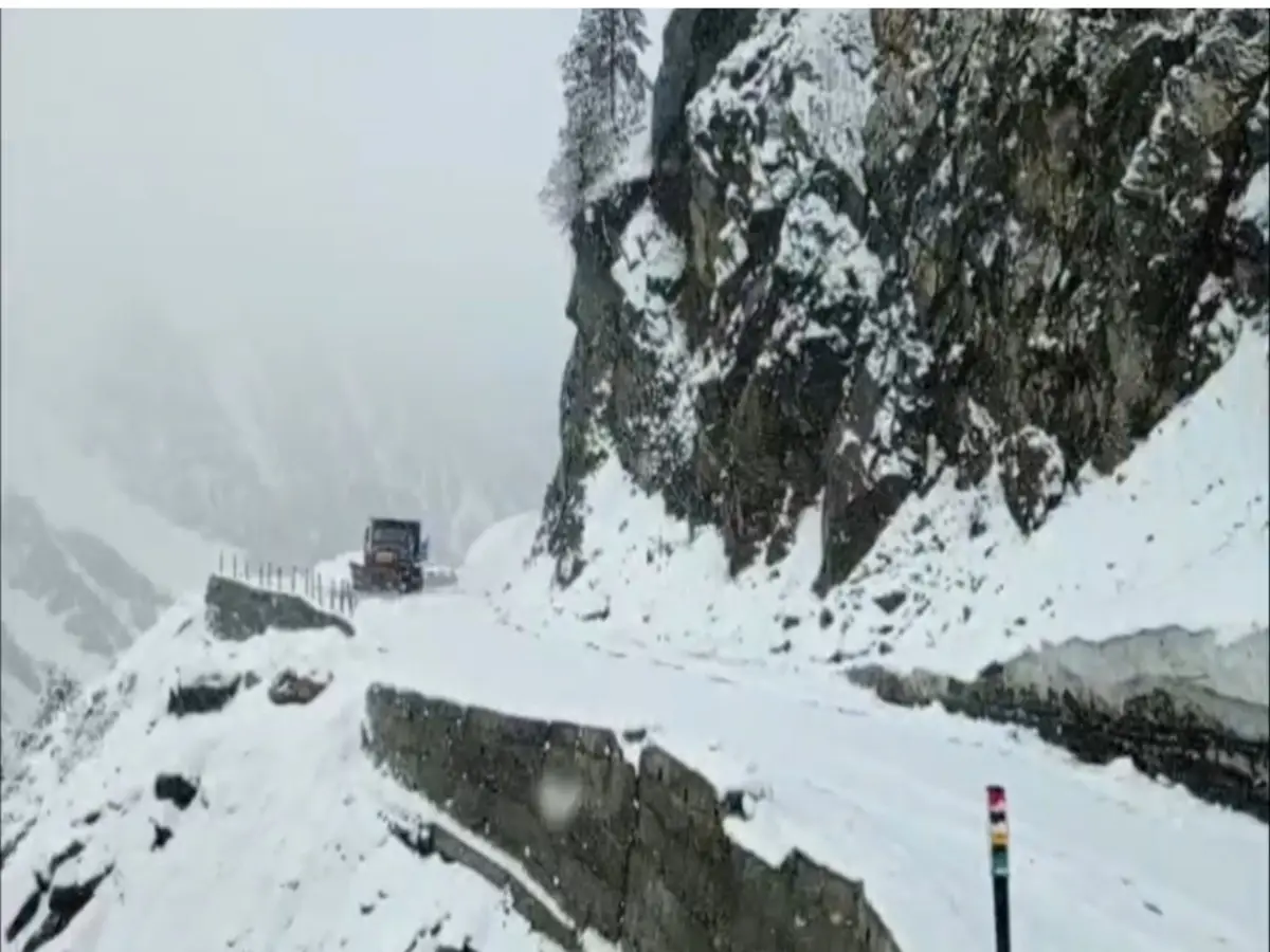 Fresh Snowfall, Rain Lash Kashmir Valley; Gusty Winds Leave Trail of Damage, One Dead in Pulwama Fresh Snowfall, Rain Lash Kashmir Valley; Gusty Winds Leave Trail of Damage, One Dead in Pulwama