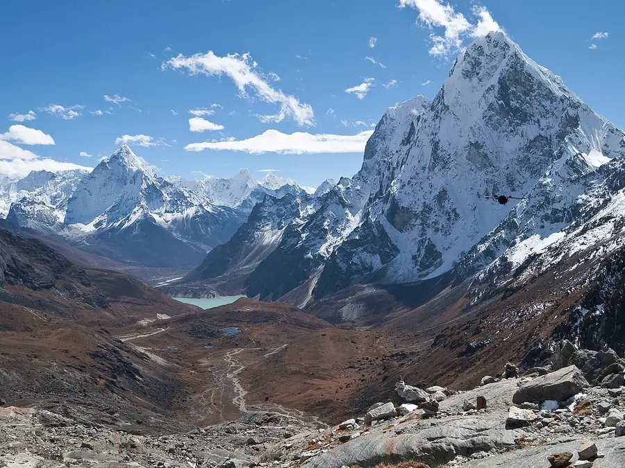 Why commercial airlines avoid flying over the Himalayas and the Tibetan Plateau