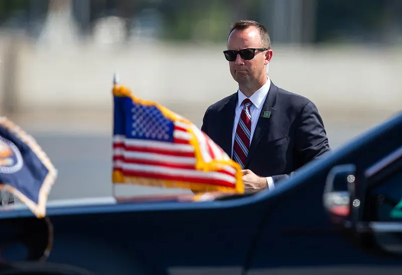 How many Secret Service agents actually protect the US President and his family?