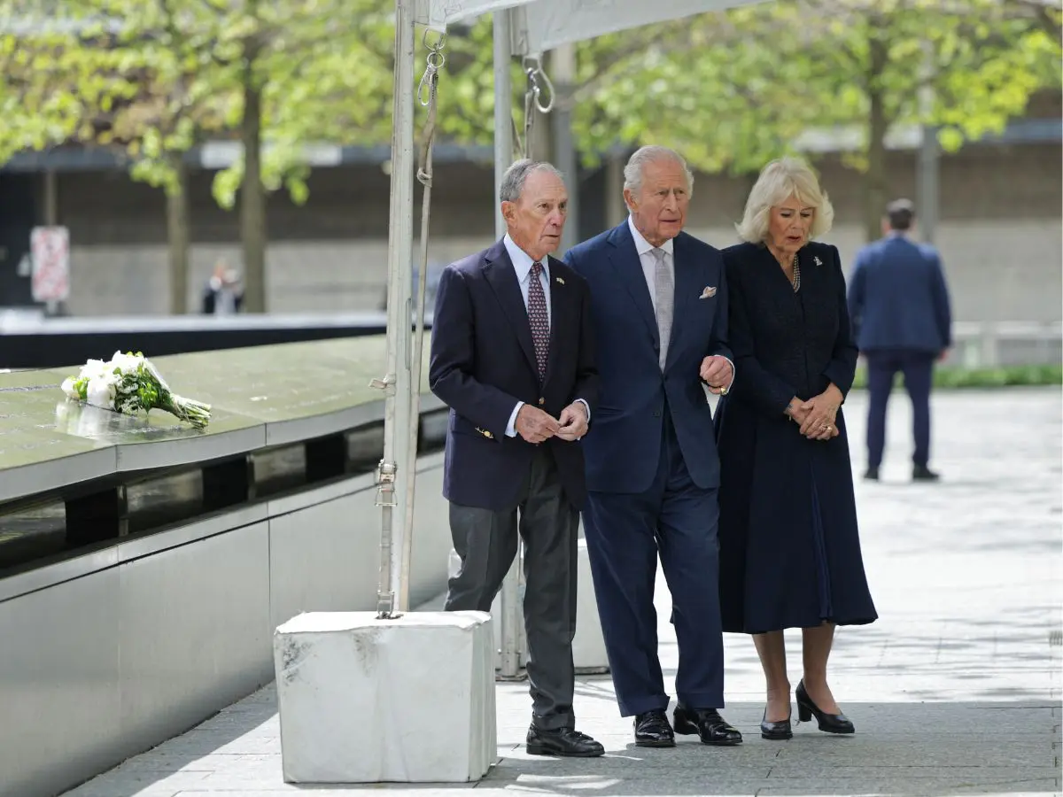Accompanied by chairman of the Memorial