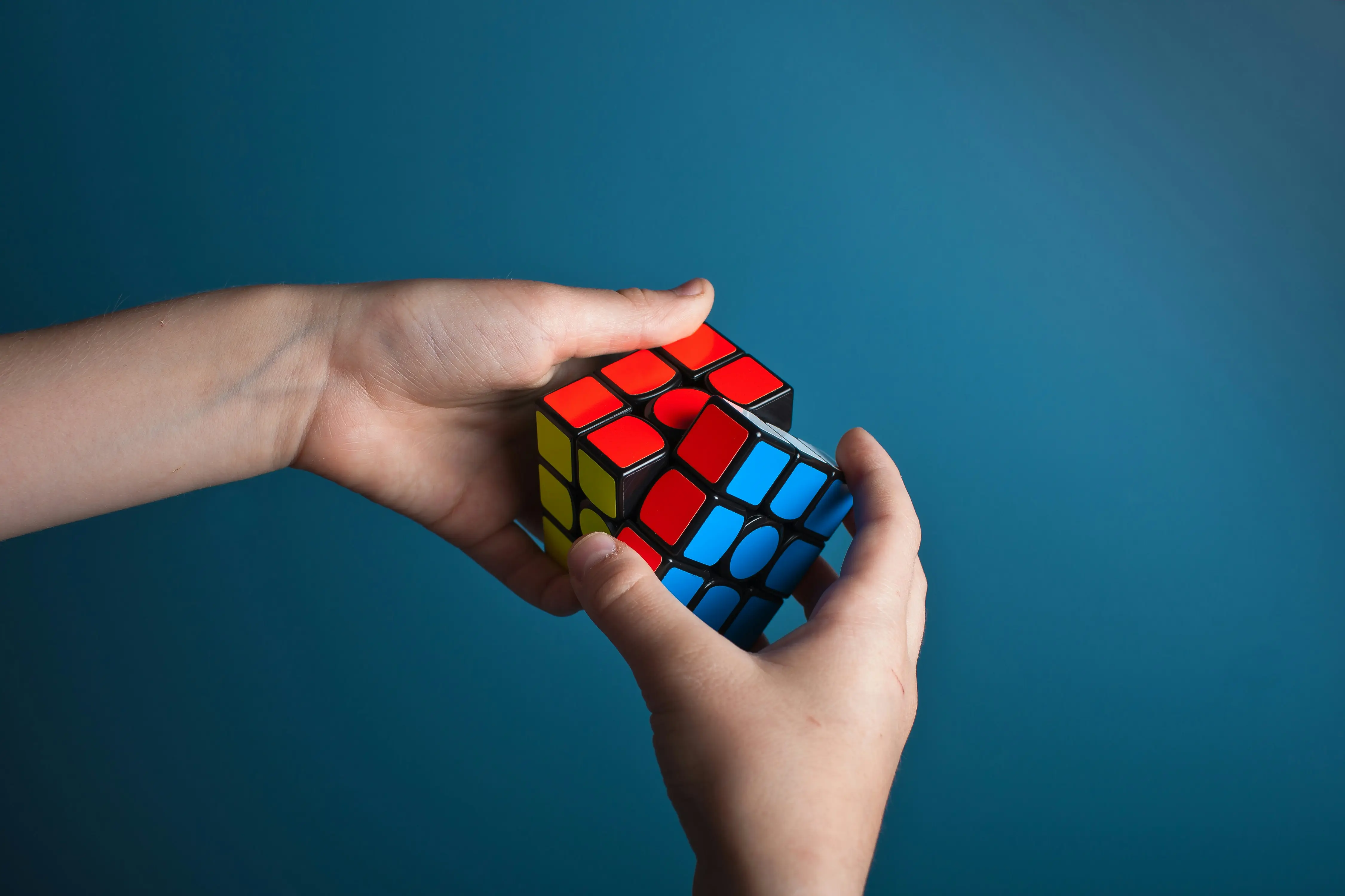 Tom Kopke sets world record solving Rubik’s Cube mid-air in 23 seconds