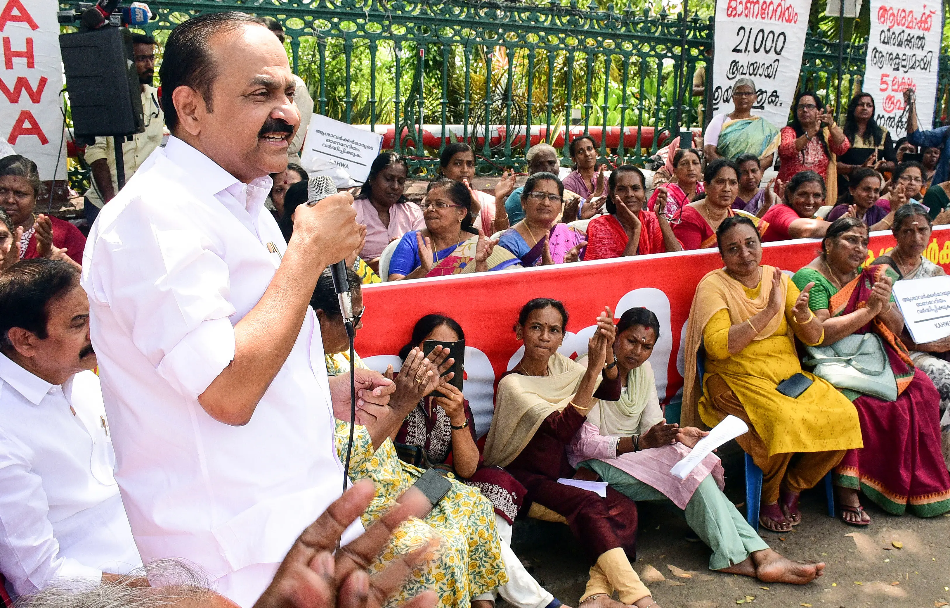 Kerala CM race intensifies as VD Satheesan supporters launch street march