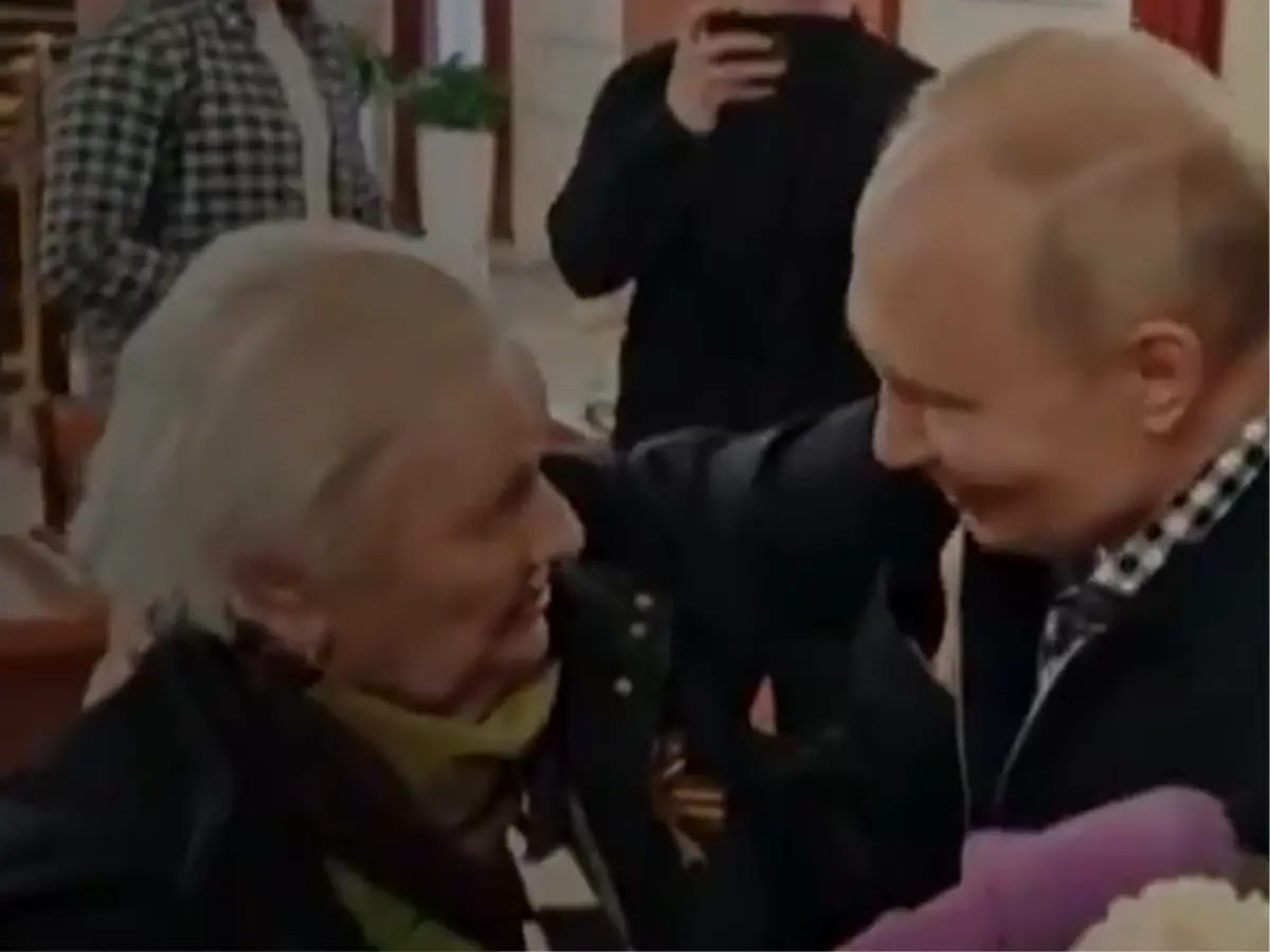Flowers, hug, dinner: Putin's rare gesture for his former German teacher goes VIRAL - VIDEO Flowers, hug, dinner: Putin's rare gesture for his former German teacher goes VIRAL - VIDEO