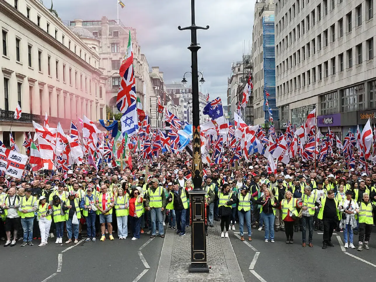 ‘Prepare for battle of Britain’: Tommy Robinson tells tens of thousands at London rally ‘Prepare for battle of Britain’: Tommy Robinson tells tens of thousands at London rally