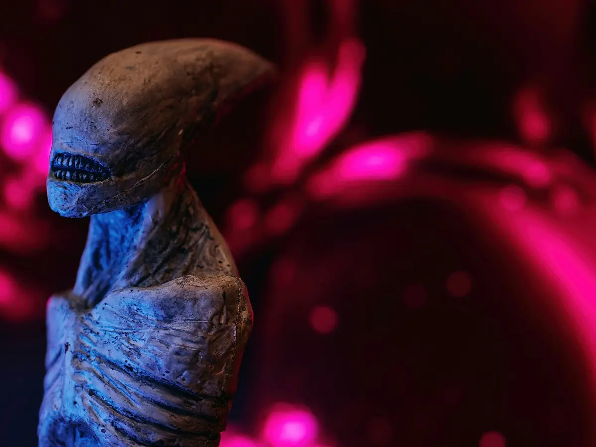 When aliens come visiting...AI robots, not real beings, will threaten our existence, scientist says