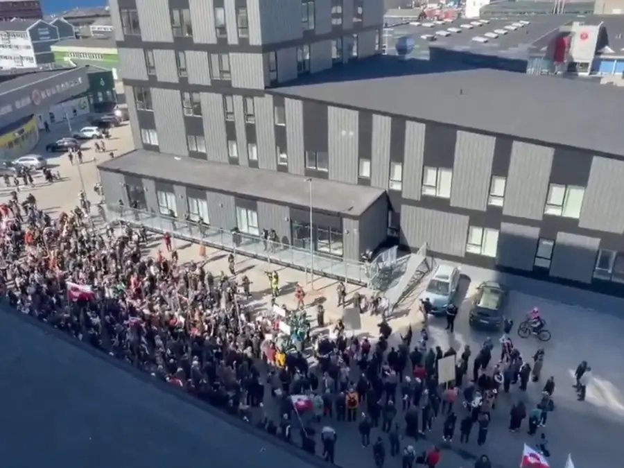 ‘Make America Go Away!’ Hundreds of Greenlanders protest outside US consulate | WATCH