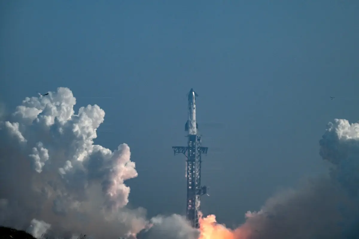 SpaceX launches upgraded Starship V3 on debut test flight; loses booster on return